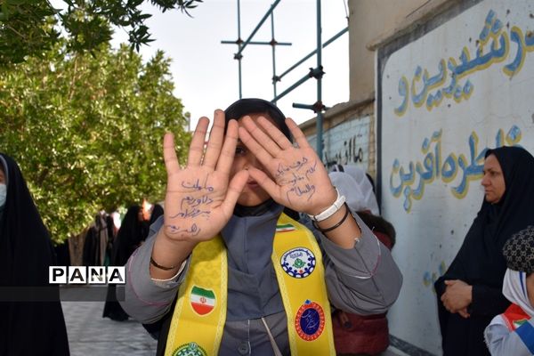 حضور پرشور دانش‌آموزان و مردم شهر گله‌دار در راهپیمایی 22 بهمن