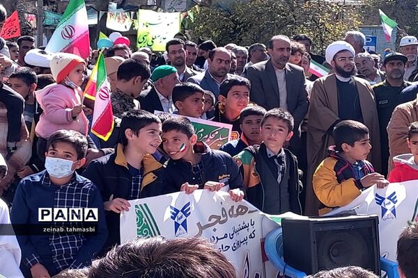 حضور پرشور دانش‌آموزان و اقشار مردم شهرستان سروستان در راهپیمایی 22 بهمن ماه