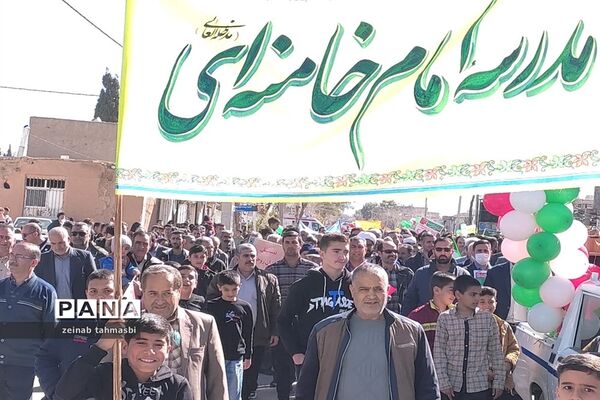 حضور پرشور دانش‌آموزان و اقشار مردم شهرستان سروستان در راهپیمایی 22 بهمن ماه