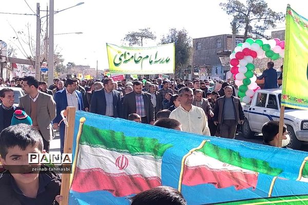 حضور پرشور دانش‌آموزان و اقشار مردم شهرستان سروستان در راهپیمایی 22 بهمن ماه