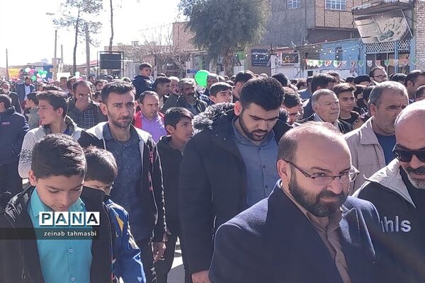 حضور پرشور دانش‌آموزان و اقشار مردم شهرستان سروستان در راهپیمایی 22 بهمن ماه