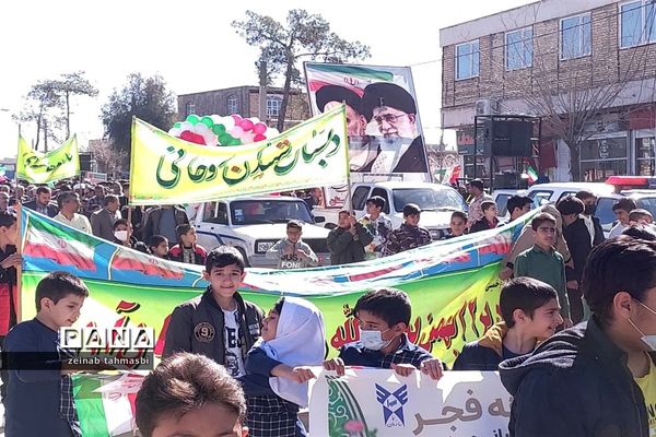 حضور پرشور دانش‌آموزان و اقشار مردم شهرستان سروستان در راهپیمایی 22 بهمن ماه