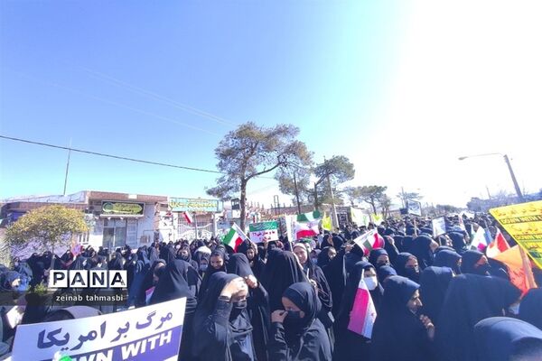 حضور پرشور دانش‌آموزان و اقشار مردم شهرستان سروستان در راهپیمایی 22 بهمن ماه