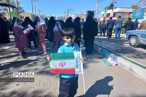 حضور پرشور دانش‌آموزان و اقشار مردم شهرستان سروستان در راهپیمایی 22 بهمن ماه