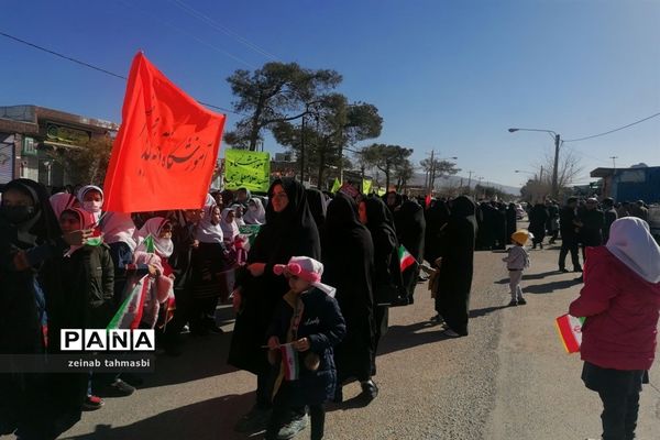 حضور پرشور دانش‌آموزان و اقشار مردم شهرستان سروستان در راهپیمایی 22 بهمن ماه