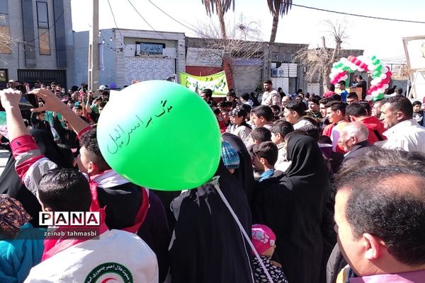حضور پرشور دانش‌آموزان و اقشار مردم شهرستان سروستان در راهپیمایی 22 بهمن ماه