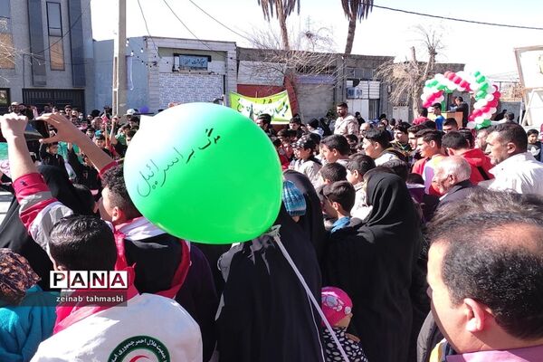 حضور پرشور دانش‌آموزان و اقشار مردم شهرستان سروستان در راهپیمایی 22 بهمن ماه