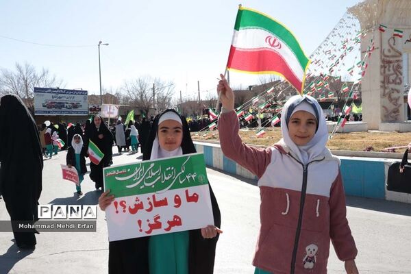 حضور دانش‌آموزان آباده  در مراسم  22 بهمن