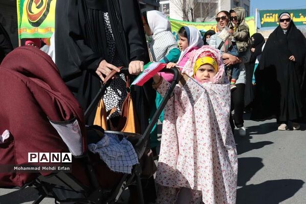 حضور دانش‌آموزان آباده  در مراسم  22 بهمن