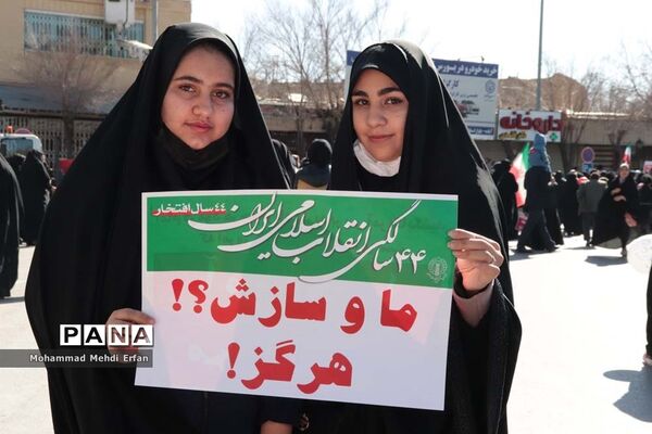 حضور دانش‌آموزان آباده  در مراسم  22 بهمن