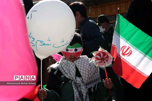 حضور دانش‌آموزان آباده  در مراسم  22 بهمن