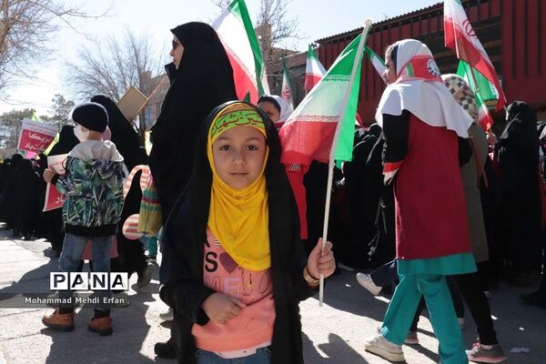 حضور دانش‌آموزان آباده  در مراسم  22 بهمن