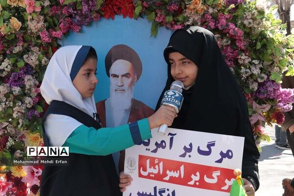حضور دانش‌آموزان آباده  در مراسم  22 بهمن