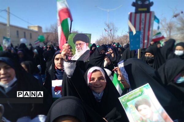 شرکت گسترده مردم شهرستان فریدن در راهپیمایی ٢٢ بهمن