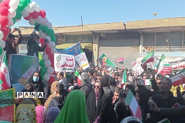 شرکت گسترده مردم شهرستان فریدن در راهپیمایی ٢٢ بهمن