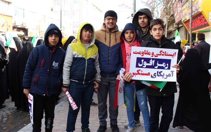 دانش‌آموزان به پای عهد خود با انقلاب ایستاده‌اند
