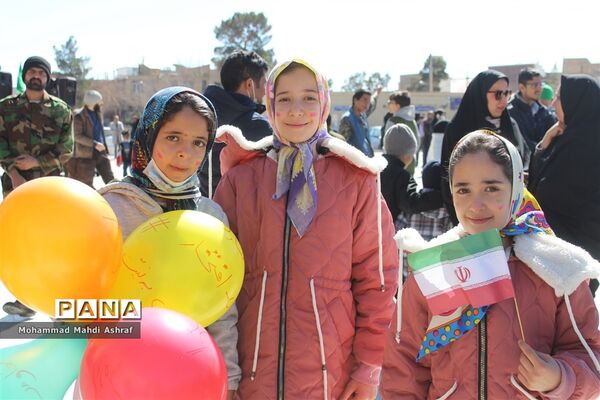 پیر و جوان همه حاضر در جشن انقلاب نایین