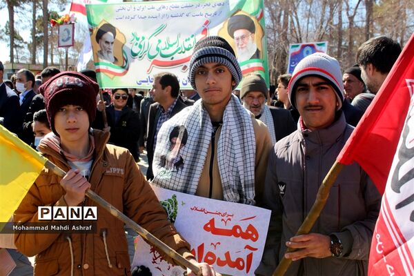 پیر و جوان همه حاضر در جشن انقلاب نایین
