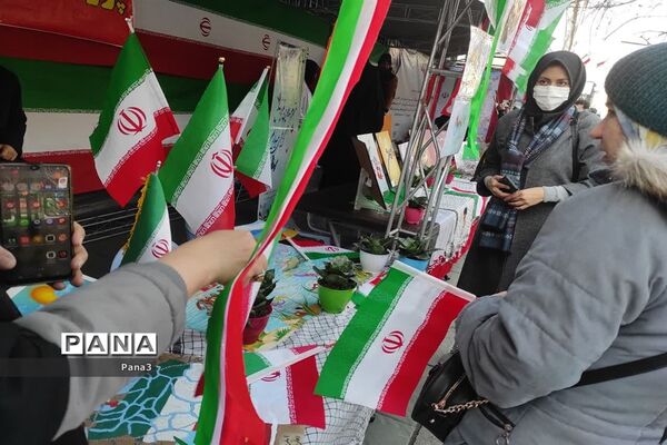 حضور مسئولان، فرهنگیان و دانش‌آموزان آموزش و پرورش منطقه ۳ در راهپیمایی ۲۲ بهمن۱۴۰۱