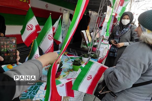 حضور مسئولان، فرهنگیان و دانش‌آموزان آموزش و پرورش منطقه ۳ در راهپیمایی ۲۲ بهمن۱۴۰۱