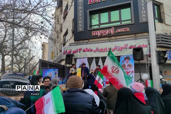 حضور مسئولان، فرهنگیان و دانش‌آموزان آموزش و پرورش منطقه ۳ در راهپیمایی ۲۲ بهمن۱۴۰۱