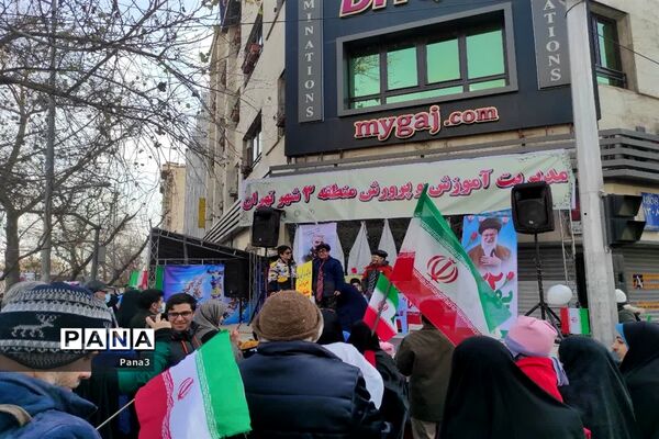حضور مسئولان، فرهنگیان و دانش‌آموزان آموزش و پرورش منطقه ۳ در راهپیمایی ۲۲ بهمن۱۴۰۱
