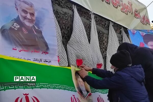 حضور مسئولان، فرهنگیان و دانش‌آموزان آموزش و پرورش منطقه ۳ در راهپیمایی ۲۲ بهمن۱۴۰۱