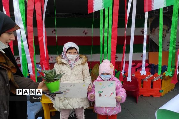 حضور مسئولان، فرهنگیان و دانش‌آموزان آموزش و پرورش منطقه ۳ در راهپیمایی ۲۲ بهمن۱۴۰۱