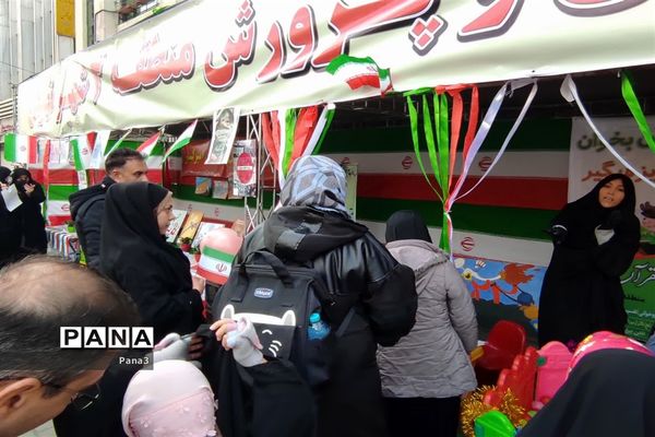 حضور مسئولان، فرهنگیان و دانش‌آموزان آموزش و پرورش منطقه ۳ در راهپیمایی ۲۲ بهمن۱۴۰۱