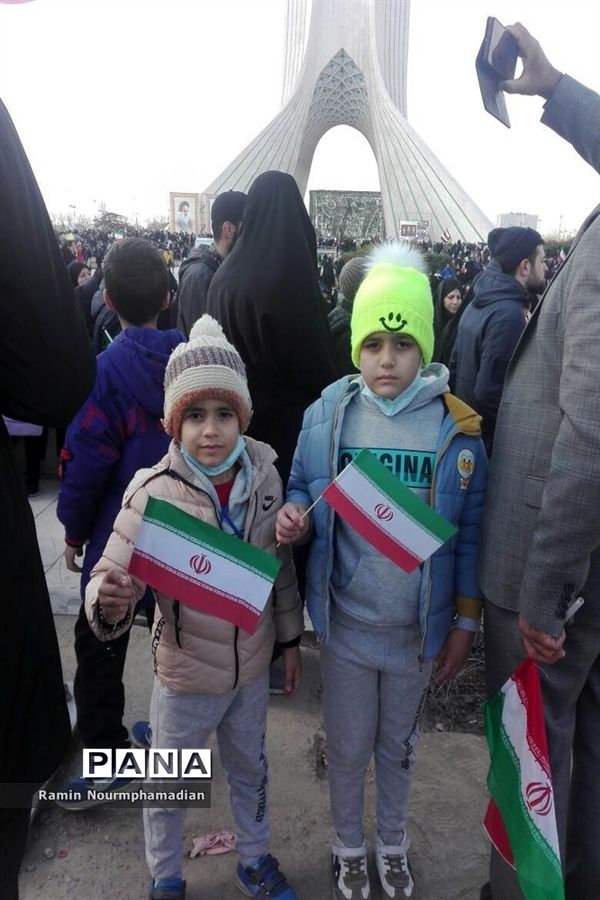 حضور چشم نواز فرزندان دهه نودی انقلاب در راهپیمایی 22 بهمن