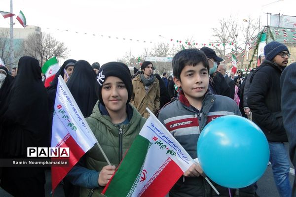 حضور چشم نواز فرزندان دهه نودی انقلاب در راهپیمایی 22 بهمن