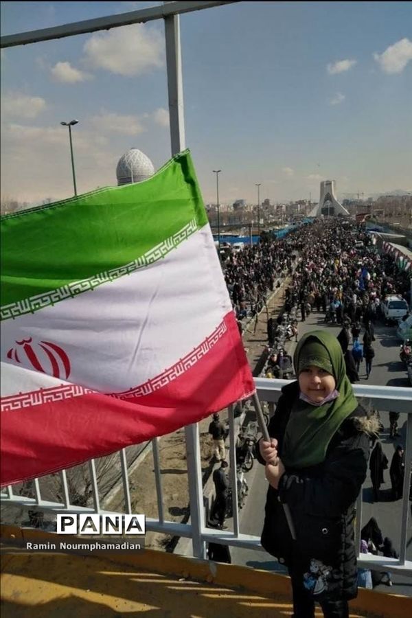 حضور چشم نواز فرزندان دهه نودی انقلاب در راهپیمایی 22 بهمن