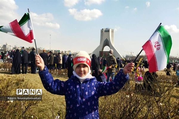 حضور چشم نواز فرزندان دهه نودی انقلاب در راهپیمایی 22 بهمن