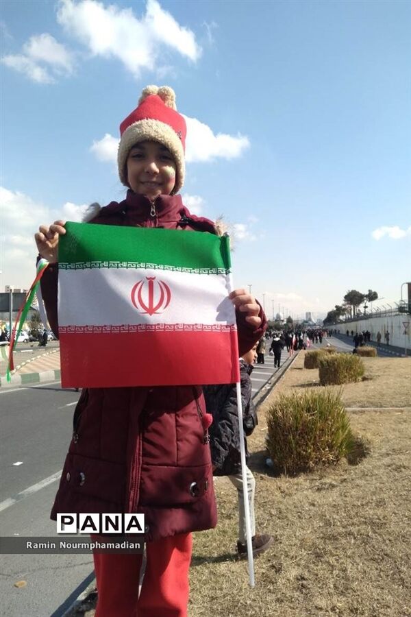 حضور چشم نواز فرزندان دهه نودی انقلاب در راهپیمایی 22 بهمن