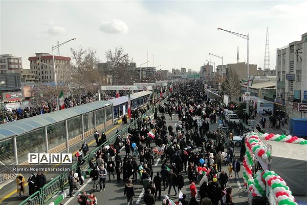 حضور چشم نواز فرزندان دهه نودی انقلاب در راهپیمایی 22 بهمن
