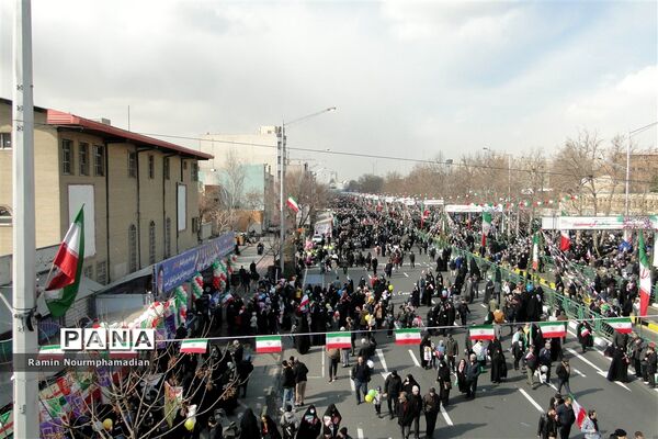 حضور چشم نواز فرزندان دهه نودی انقلاب در راهپیمایی 22 بهمن