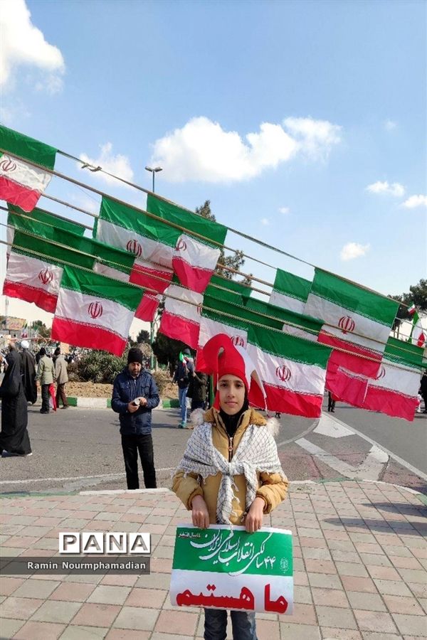 حضور چشم نواز فرزندان دهه نودی انقلاب در راهپیمایی 22 بهمن