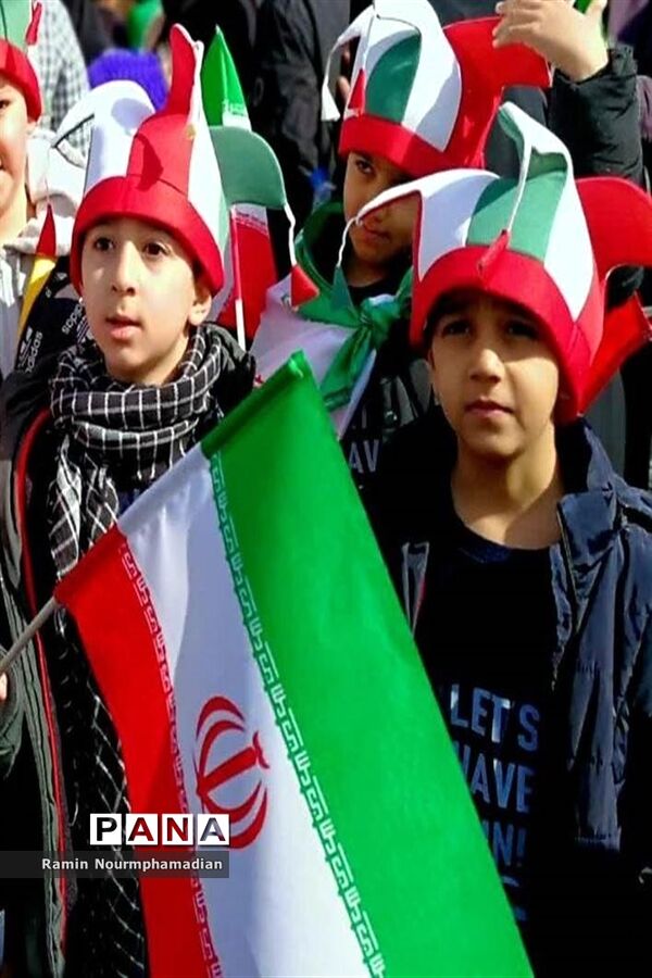 حضور چشم نواز فرزندان دهه نودی انقلاب در راهپیمایی 22 بهمن