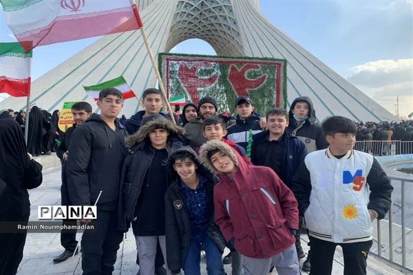 حضور چشم نواز فرزندان دهه نودی انقلاب در راهپیمایی 22 بهمن