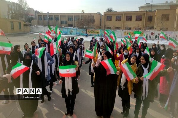 حضور دانش‌آموزان دبیرستان الوموتک درراهپیمای 22 بهمن