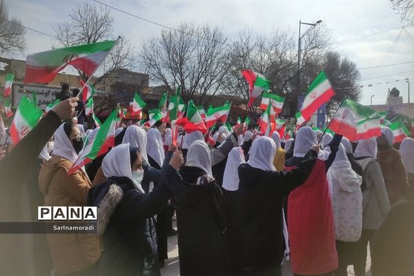 حضور دانش‌آموزان دبیرستان الوموتک درراهپیمای 22 بهمن