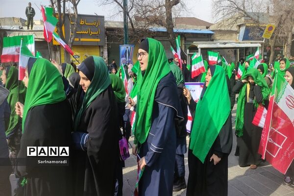 حضور دانش‌آموزان دبیرستان الوموتک درراهپیمای 22 بهمن
