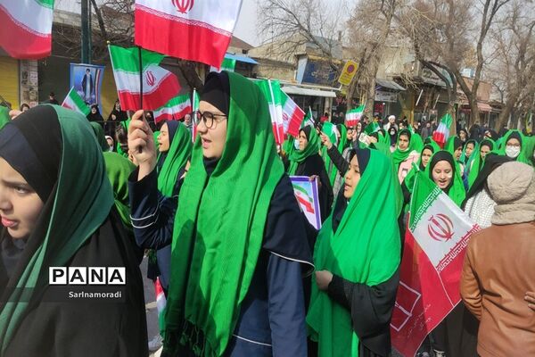 حضور دانش‌آموزان دبیرستان الوموتک درراهپیمای 22 بهمن