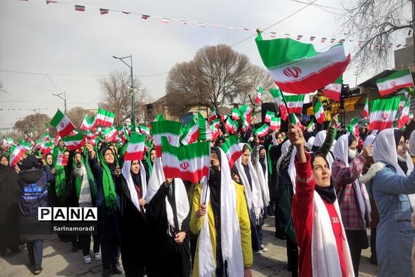 حضور دانش‌آموزان دبیرستان الوموتک درراهپیمای 22 بهمن