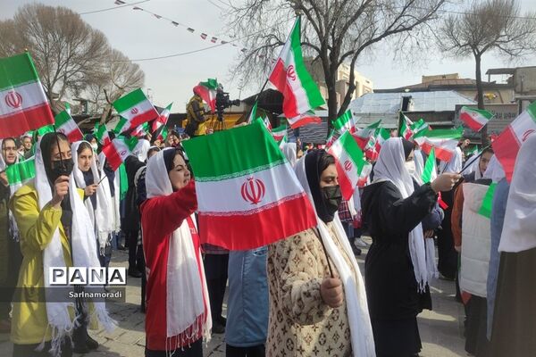 حضور دانش‌آموزان دبیرستان الوموتک درراهپیمای 22 بهمن