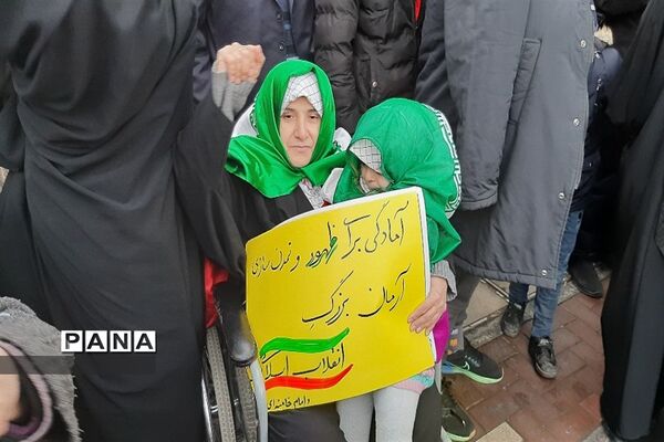 نمایش حضور مردم در راهپیمایی ۲۲ بهمن ۱۴۰۱ مشهد مقدس