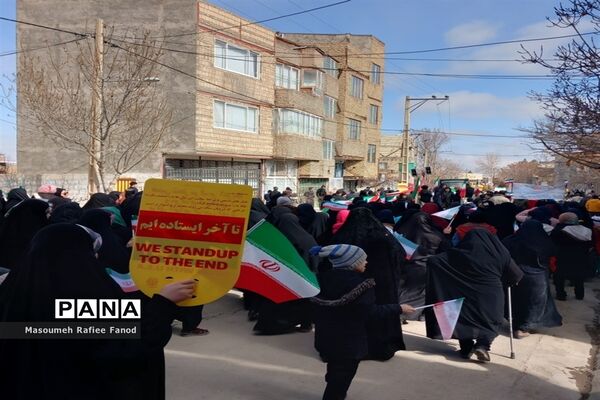حضور باشکوه دانش‌آموزان در راهپیمایی شهر گلمکان