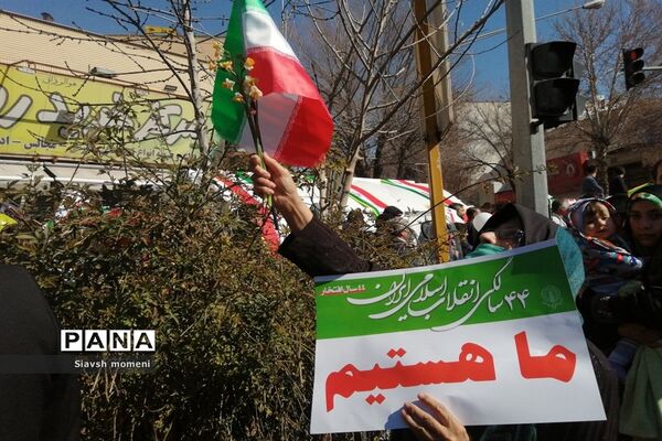 حضور کودکان شیرازی در راهپیمایی 22 بهمن