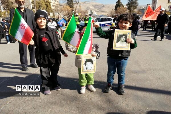 حضور کودکان شیرازی در راهپیمایی 22 بهمن