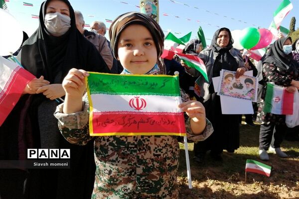 حضور کودکان شیرازی در راهپیمایی 22 بهمن